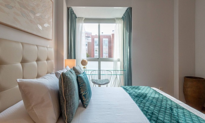 Ciudad Jardin Appartement | Apartment with pool and parking