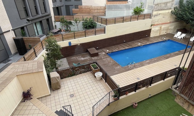 Sant Andreu de Palomar Appartement | Apartment with pool and parking in Barcelona, ideal for families.