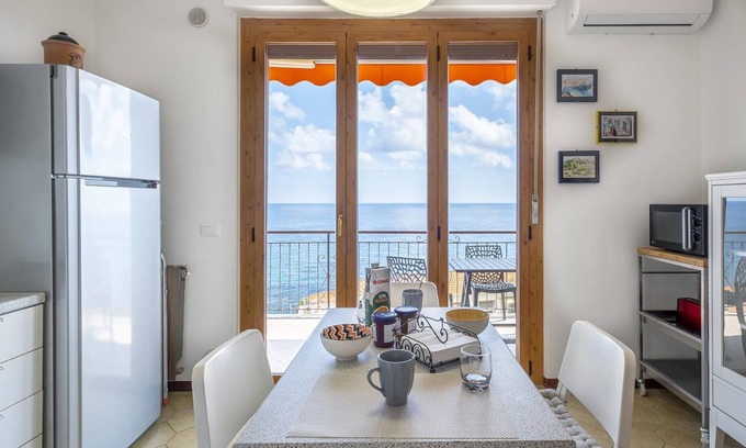 Piani-Ciapin Appartement | Apartment with sea view terrace and A/C | Ap57