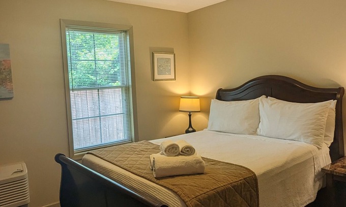 Saugerties South Appartement | Winter Ski apartment with gym +spa access located next to Diamond Mills Resort