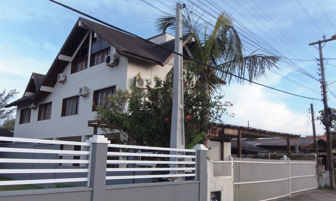 Barra de Ibiraquera Appartement | Apartment with two suites, two blocks from the sea and three from the lagoon.