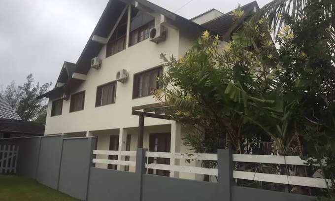 Barra de Ibiraquera Appartement | Apartment with two suites, two blocks from the sea and three from the lagoon.
