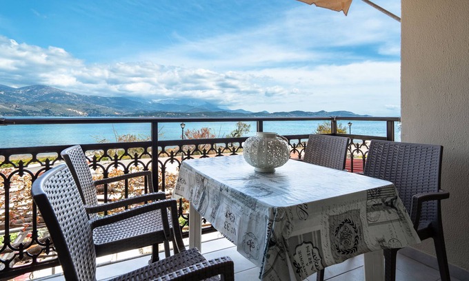 Lixouri Appartement | Apartment "Zois 3" with Sea View, Garden & Wi-Fi