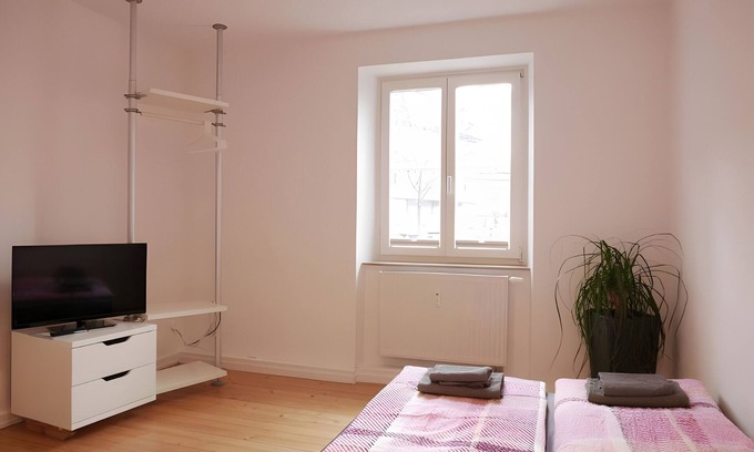Bruhl-Beurbarung Appartement | Apartment 'Zweiteheimatfreiburg - Schwarz' with Shared Garden, Balcony and Wi-Fi