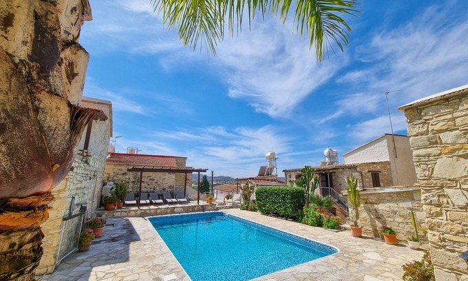 Skarinou Appartement | Aphrodite's Pool Retreat