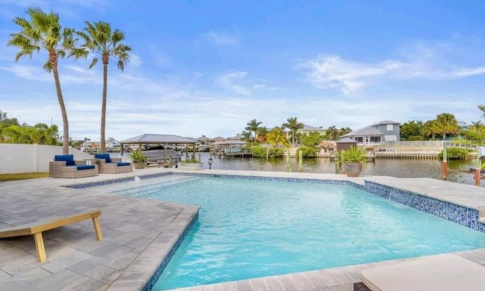 Apollo Beach Maison | Apollo Beach Waterfront Pool Oasis