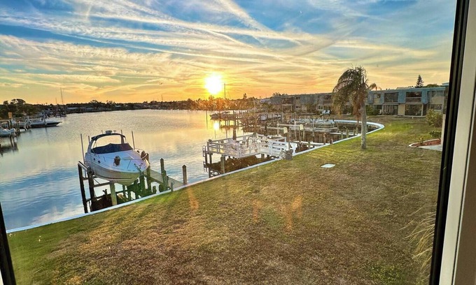 Bal Harbour Copropriété | Apollo Beach waterfront condo with pool.