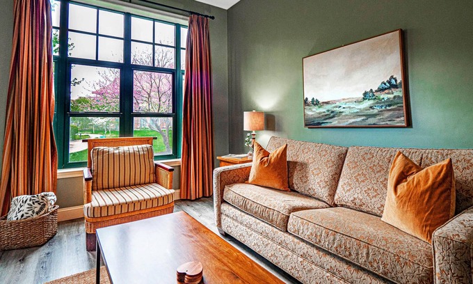 Vernon Copropriété | Resort !st Floor walk out patio Pool Hot Tub Wineries Breweries Hiking 118