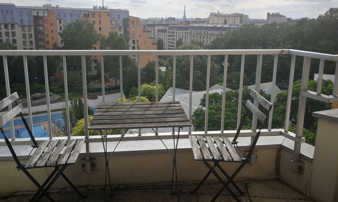 Hopital Saint-Louis Appartement | Apparement avec grand salon à côté du canal saint Martin. vue sur la Tour Eiffel