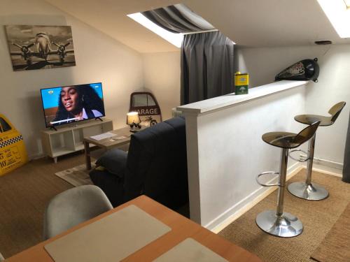 Aurillac Appartement | Appart Hotel Le Victor Hugo Art Mechanical et sa pizza offerte
