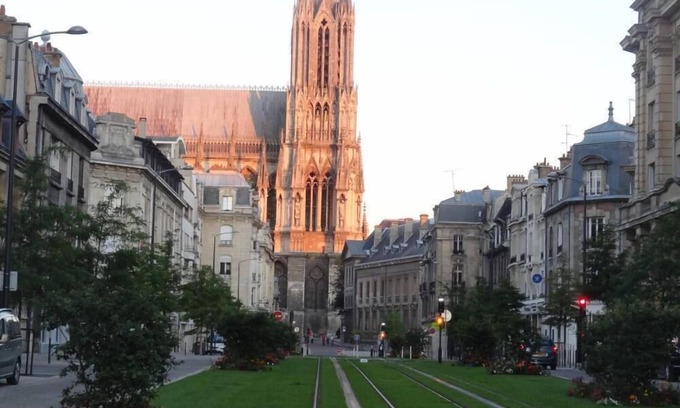 Centre Erlon Appartement | Appart' hyper centre Reims 70€, Parking Box Privé 4 pers,