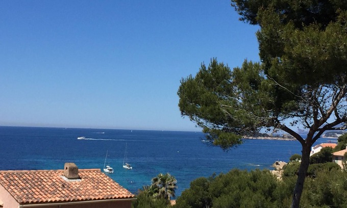 Sanary-sur-Mer Appartement | Appart type villa à Sanary vue mer , 150 mètres de la plage de Beaucours.