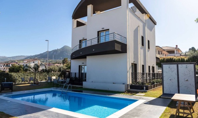 Sant'Agata di Militello Appartement | Appartamento Piano Terra con Cortile Privato e Piscina