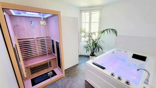 Centre Erlon Appartement | Appart SPA 80m2 avec terrasse balcon jacuzzi et sauna privatif en hyper centre Place Drouet d'Erlon