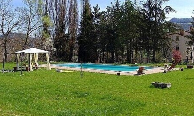 Montone Maison | Appartement Aria C: Un appartement confortable entouré de prairies et de collines verdoyantes.