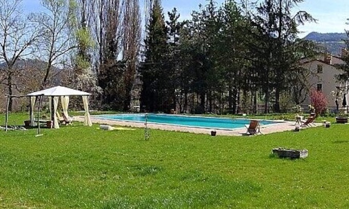 Montone Maison | Appartement Aria D: Un charmant appartement entouré de prairies et de collines verdoyantes.