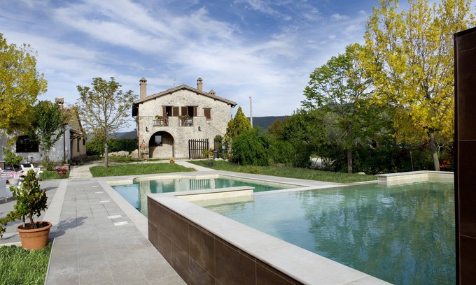 Acquasparta Appartement | Appartamento in Casale che si Fonde con il Giardino e Piscina con Idromassaggio