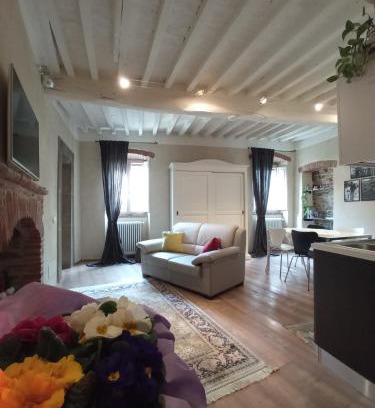 Cortona Old Town Appartement | Appartamento Io e Te Cortona centro storico - seconda doccia su romantica corte