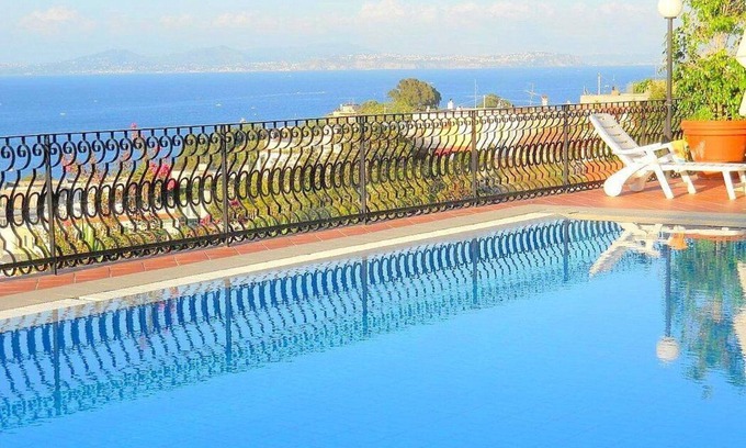 Lacco Ameno Maison | Appartamento Lindora D: A bright and elegant apartment that is part of a villa situated in a quiet location, a few minutes from the town center, with Free WI-FI.