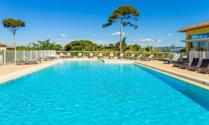 Le Brusc Copropriété | Appartement moderne pour 4 près de la plage