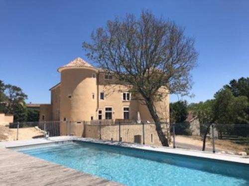 Lussan Appartement | Appartement 4 personnes dans château avec piscine