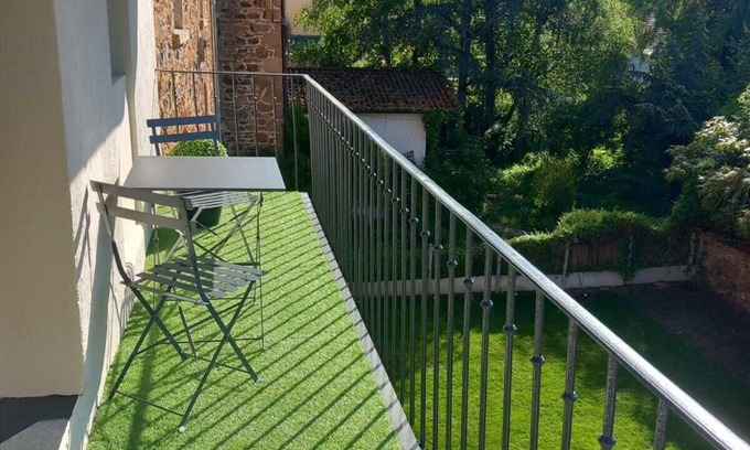 Bourg-de-Thizy Appartement | Appartement, Avec Extérieurs,calme ,bien Équipé ,proche Autoroute et Commerces