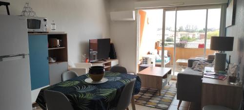 Saint-Esteve Appartement | Appartement avec grande terrasse à 15 mn de la mer