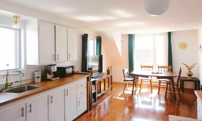 Isle aux Coudres Appartement | Appartement Insulaire Avec vue sur le Fleuve !