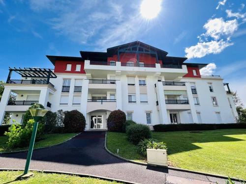Cambo-les-Bains Appartement | Appartement Confortable avec Parc, Piscine, et Parking à Cambo-les-Bains - FR-1-495-9