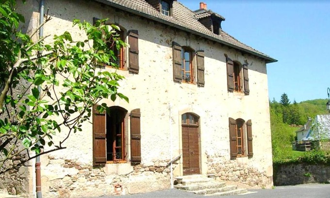 Chataigneraie Cantalienne Appartement | Appartement confortable au cœur de Vitrac - 40 m² - Vue sur jardin