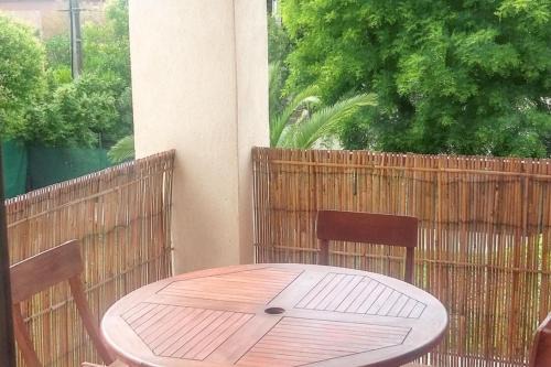 Saint-Cyr-sur-Mer Appartement | Appartement contemporain à Saint-Cyr-sur-Mer avec balcon.
