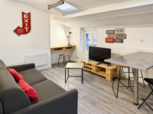 Aurillac Appartement | Appartement cosy cœur d'Aurillac, 2 lits, Wifi