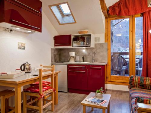 Brides-les-Bains Appartement | Appartement cosy 2 pièces avec balcon et parking, au centre de Brides-les-Bains, proche télécabine. - FR-1-512-204