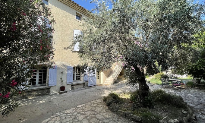 Caderousse Appartement | Appartement dans un grand mas au calme 10 minutes d'Orange et de l'autoroute A7
