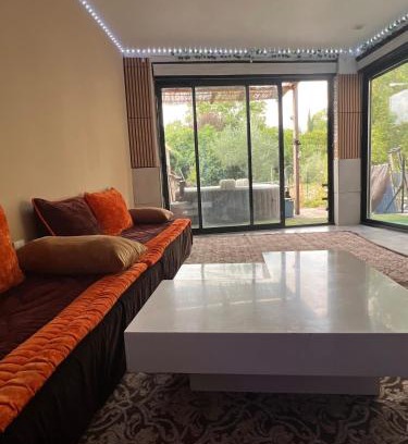 Carmaux Appartement | Appartement Darna - NETFLIX - WIFI - Terrasse avec jacuzzi