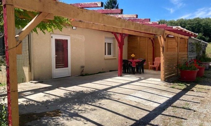 Compreignac Appartement | Appartement indépendant, terrasse couverte, rouge