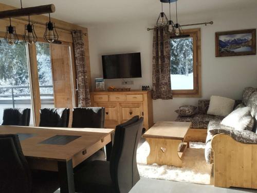 Les Saisies Appartement | Appartement luxueux 3 pièces, spa privé, skis aux pieds - FR-1-810-21