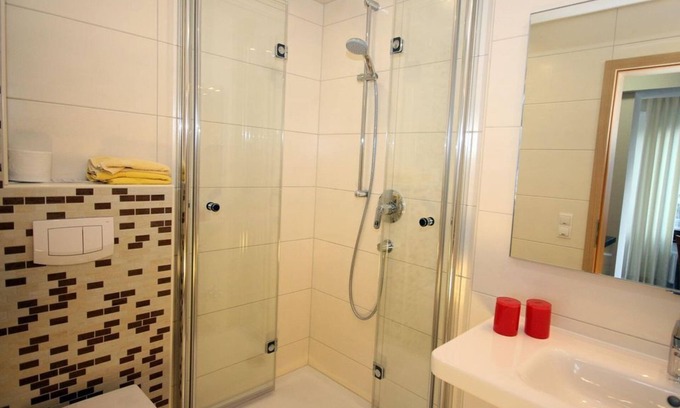 Bad Pyrmont Appartement | Appartement mit Balkon, Dusche, WC, Kat. 2/1 Raum - Ferienwohnungen Café Schneidewind Kirchstraße