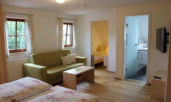 Busterbach Appartement | Appartement mit großzügigem Vier-Bett-Zimmer, TV
