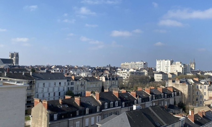 Saint-Serge Appartement | Appartement Élégant Lumineux & Panoramique | 2 Chambres | Central Parking Privé