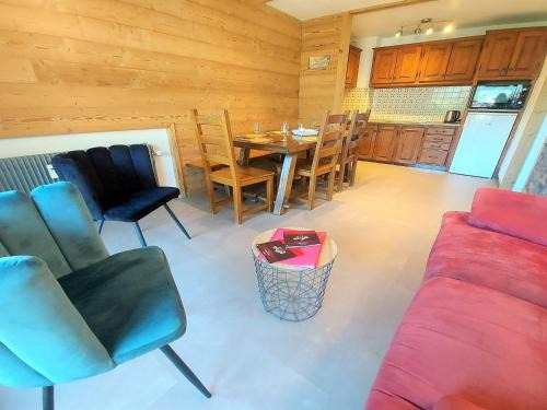 Samoens Appartement | Appartement rénové avec mezzanine et balcon au cœur de Samoëns, idéal pour famille nombreuse - FR-1-624-69