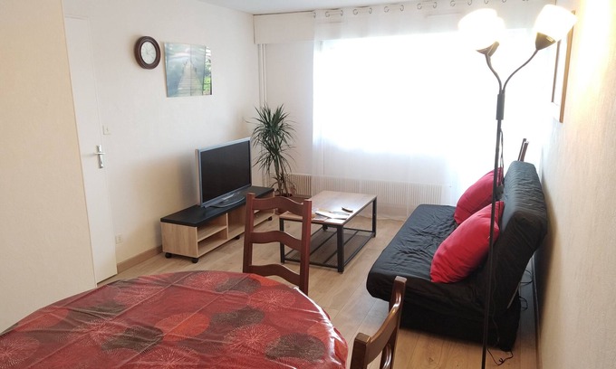 Novel Appartement | Appartement rénové en 2024 dans immeuble résidentiel, dominant, au 11ème étage