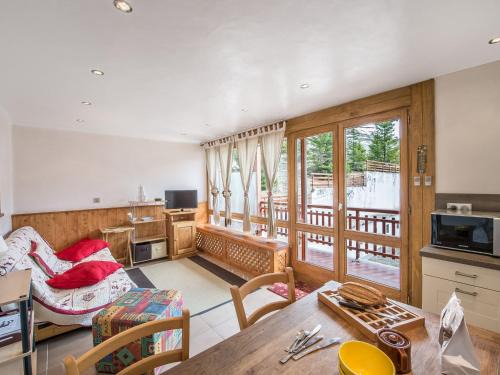 Courchevel Appartement | Appartement rénové, ski au pied, en plein centre de Courchevel Moriond - FR-1-563-59