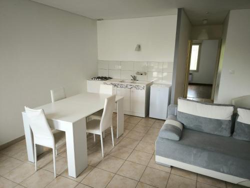 Neuilly-l'Eveque Appartement | Appartement rez-de-chaussée calme