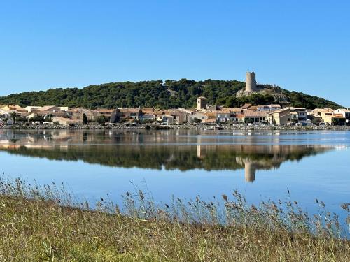 Gruissan Appartement | Appartement spacieux de plein pied avec 2 chambres, cuisine, salon, terrasse à 2 minutes de la plage