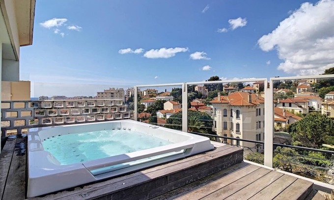 Riou - Petit Juas - Av de Grasse Appartement | APPARTEMENT TOIT TERRASSE AVEC JACUZZI POUR 4/6 PERSONNES