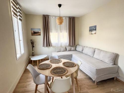Saint-Assiscle Appartement | Appartements Confortables - Gare à 5 min pied - 20min de la plage - Terrasse