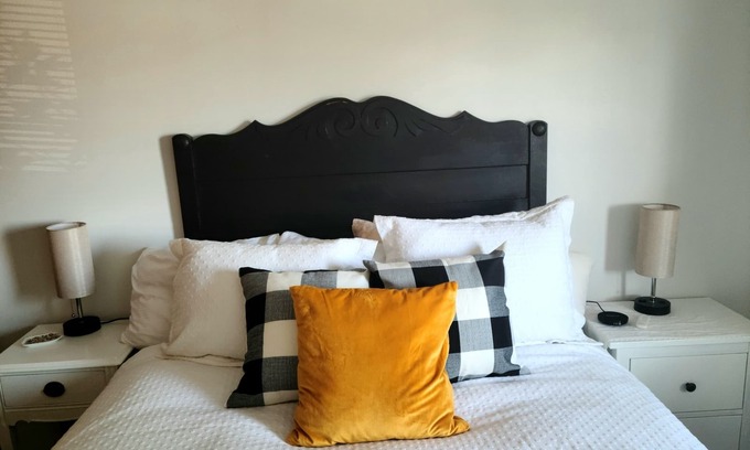 Rochester Cottage | Apple Blossom Cottage // 2 Miles from Downtown ~ 10 Min to Mayo