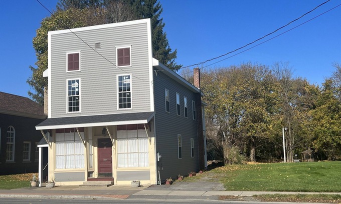 Milford Appartement | Apple Tree Apt 2, Charming 2nd fl apt, under 5 minutes to Dreams Park