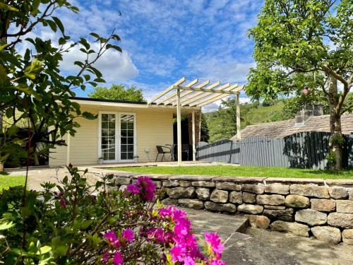 Hebden Cabine | Apple tree hut, in a private garden
